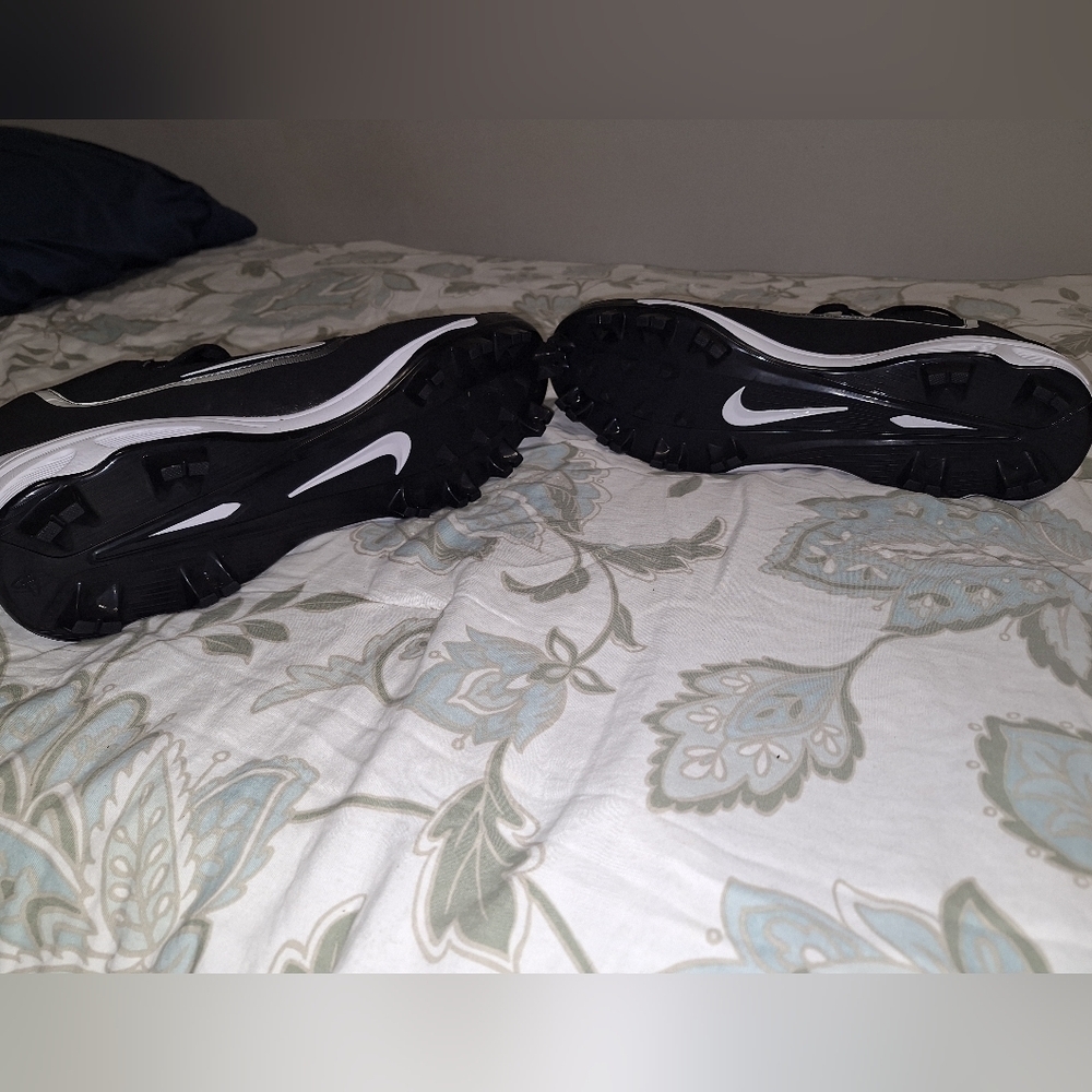A pair of Nike Hurache baseball shoes. Like new condition. In a mens size 16. - Picture 8 of 11